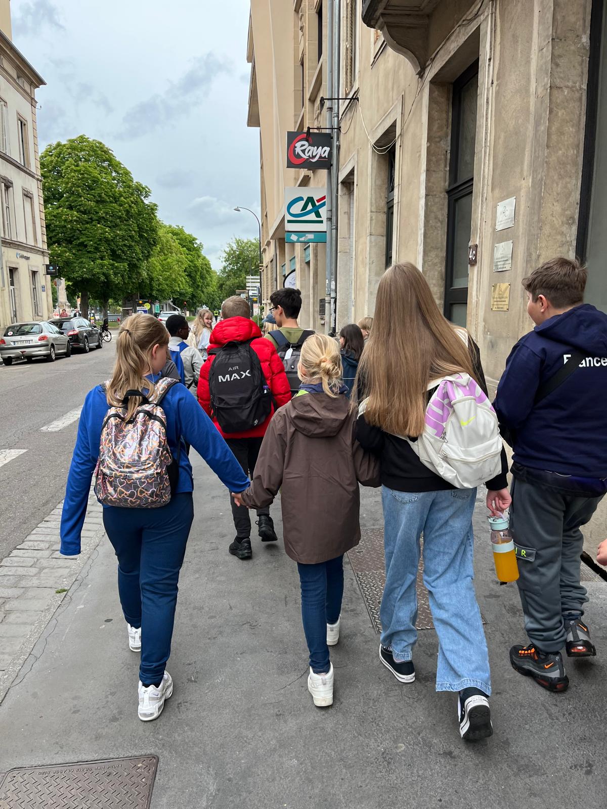 A lovely moment as Lemington Riverside and Boudonville pupils walk together through the streets of Nancy.
